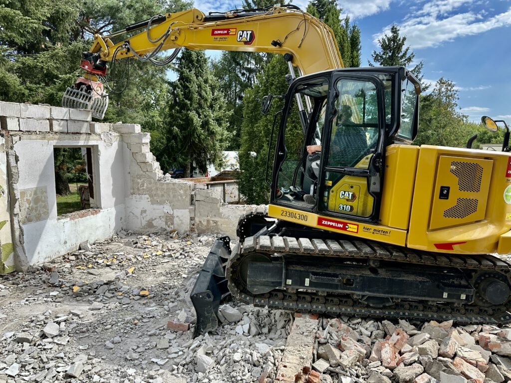 Bagger beim Abriss